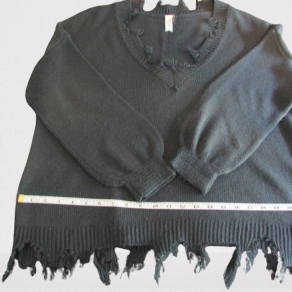 L. Love Gray Sweater with Frayed Edging, Women's S/M, 100% Acrylic, Soft & Warm - Picture 3 of 6